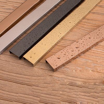 Buen precio Grado de acero inoxidable de la tira de ajuste de la teja de los 4*8FT 304 moderno para las paredes del fondo en línea