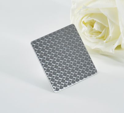 Lámina de acero inoxidable con relieve de superficie espejo Grado 201 con doble película de PVC para aplicaciones decorativas