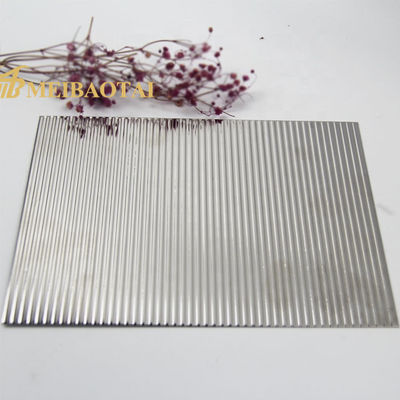 Buen precio Panel decorativo de acero inoxidable gofrado grado espejo plata 201, cuatro pies en línea