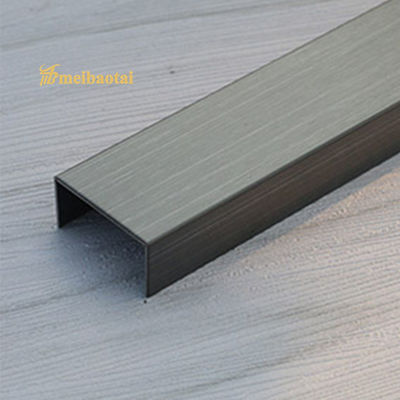 Buen precio 10 mm de ancho PVD Negro línea de cabello Superficie de azulejos de acero inoxidable Trim Metal Bullnose Border Edge Trim en línea