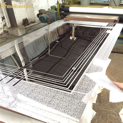 Buen precio La hoja de acero inoxidable grabada al agua fuerte espejo de la puerta del elevador modificó modelos para requisitos particulares en línea