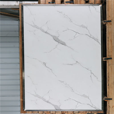 Buen precio Las hojas laminadas inoxidables del color blanco de madera de imitación del grano adornan el borde de la pared en línea